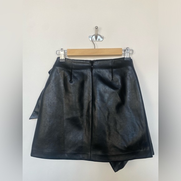 NWOT Wilfred‎ Aritzia Black Faux Leather Wrap Front
Mini Skirt Vegan Soft Size 0 - Picture 7 of 11